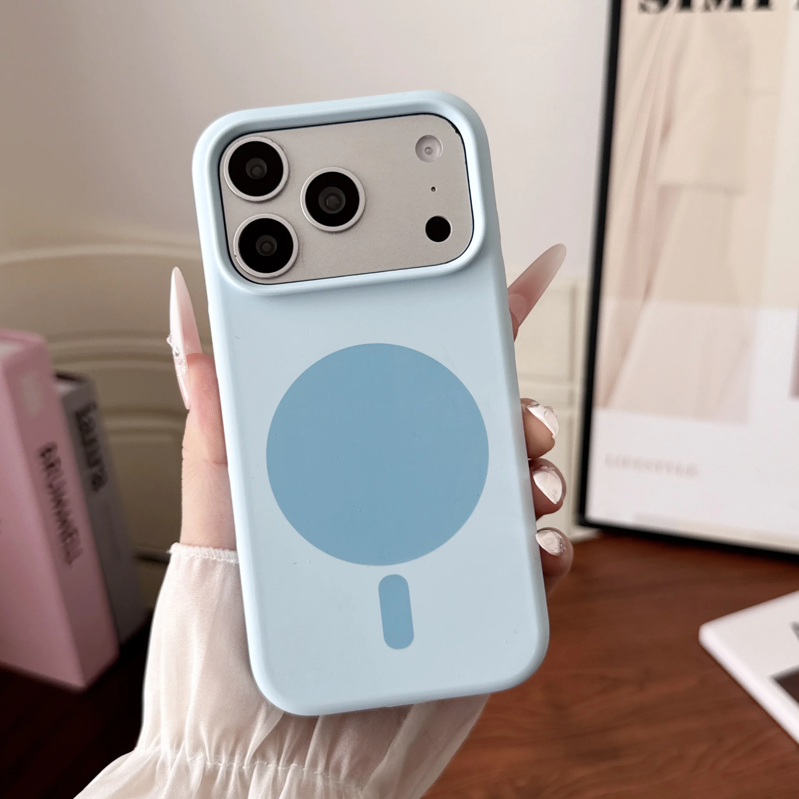 Liquid Silicone Magnetic Phone Case - iPhone 18、17 Pro Max対応、ファッション性の高いマグネット式ワイヤレス充電対応、単色、液状シリコン製、耐衝撃保護ケース