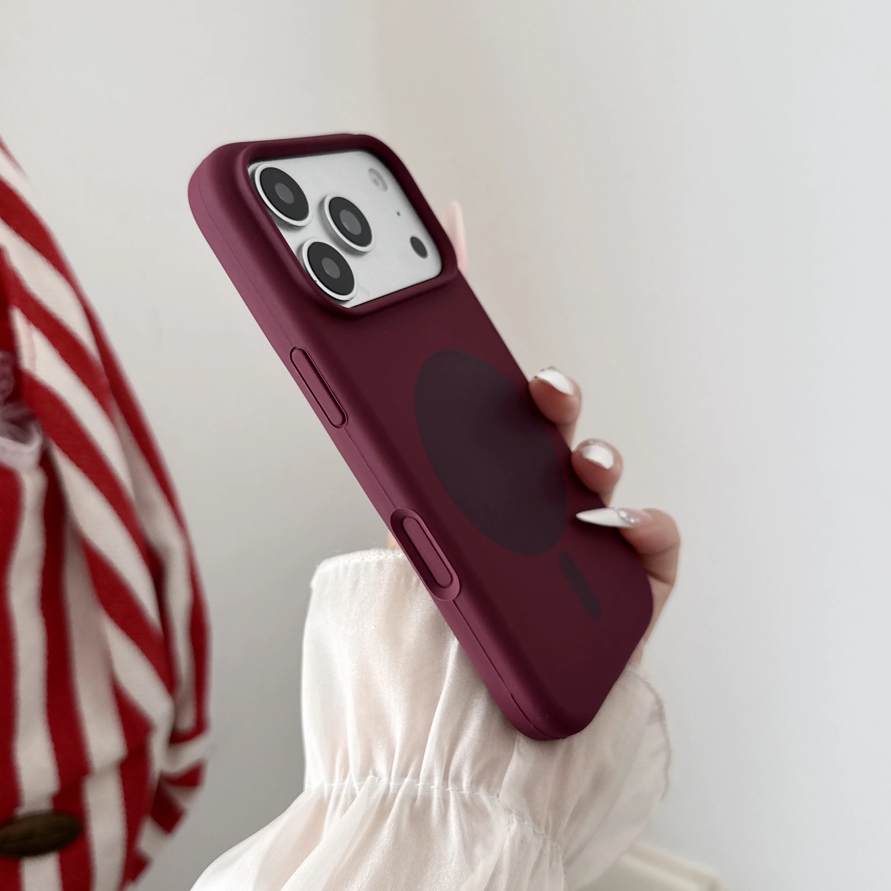 iPhone 18、17 Pro Max対応、ファッション性 - Liquid Silicone Magnetic Phone Case のレビューと価格